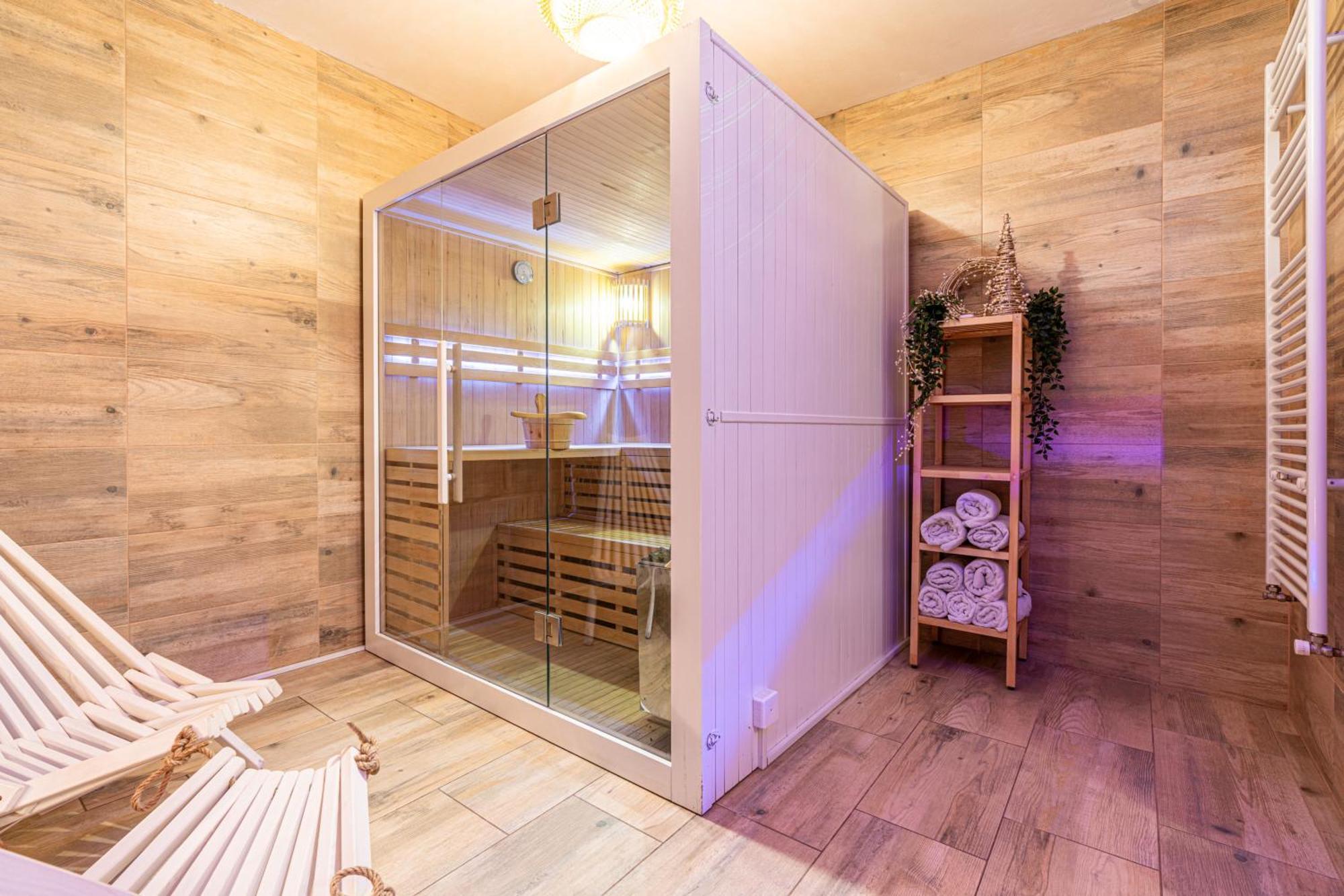 Folkowy Dworek & Fun Bed and breakfast
