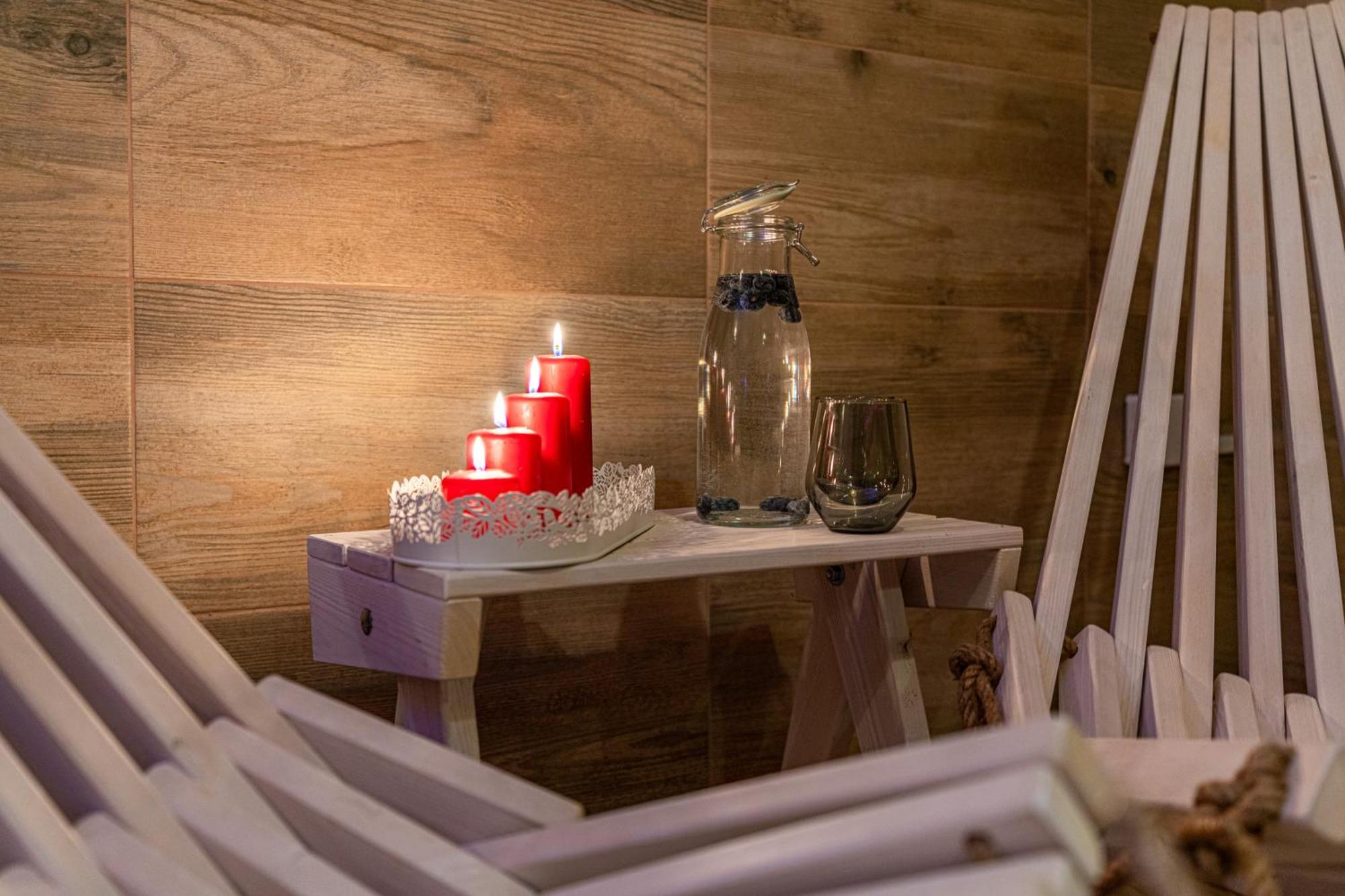 Bed and breakfast Folkowy Dworek & Fun *
