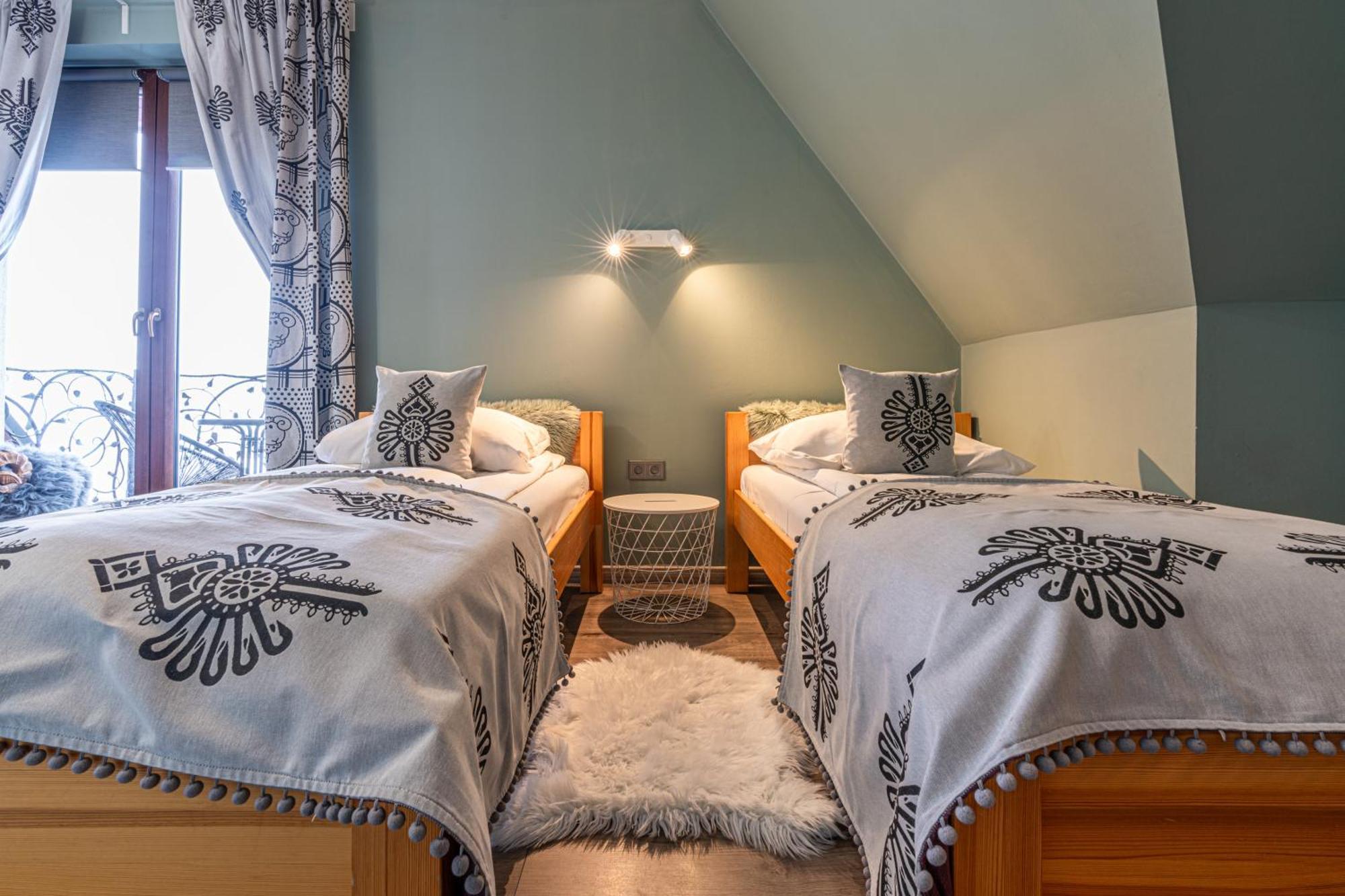 Folkowy Dworek & Fun Bed and breakfast *